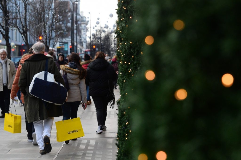Early Christmas Shoppers Estimate They Save 120 On Average
