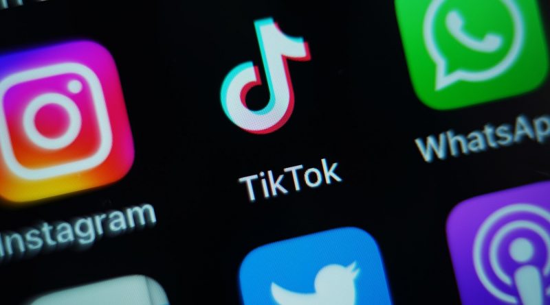 Third Of Parents Relying On Social Media To Find Parenting Tips